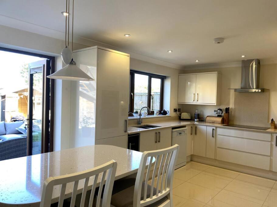 Stylish Contemporary Seaside Holiday Home With 5 Bedrooms, Sea View, Parking And Ev Point Herne Bay Eksteriør bilde